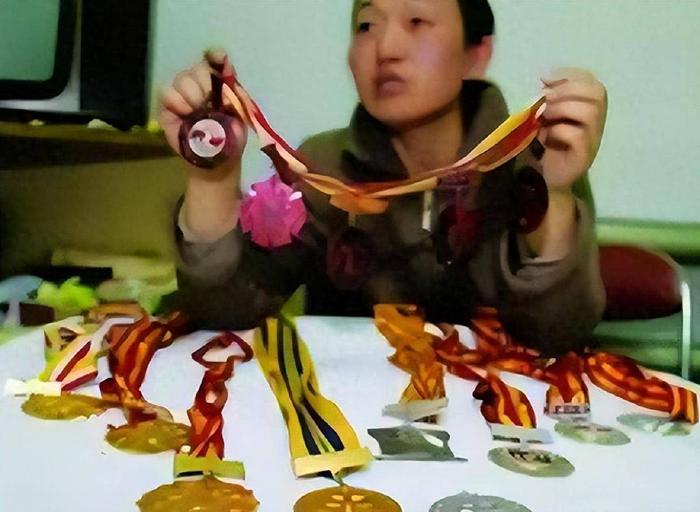举重冠军邹春兰退役后沦为搓澡工，遭教练下药终身不育，最终嫁给和尚