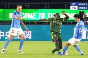 万博体育平台-小心动作！奥乌苏踩中张煜东脚踝，VAR介入，最终认定非红牌