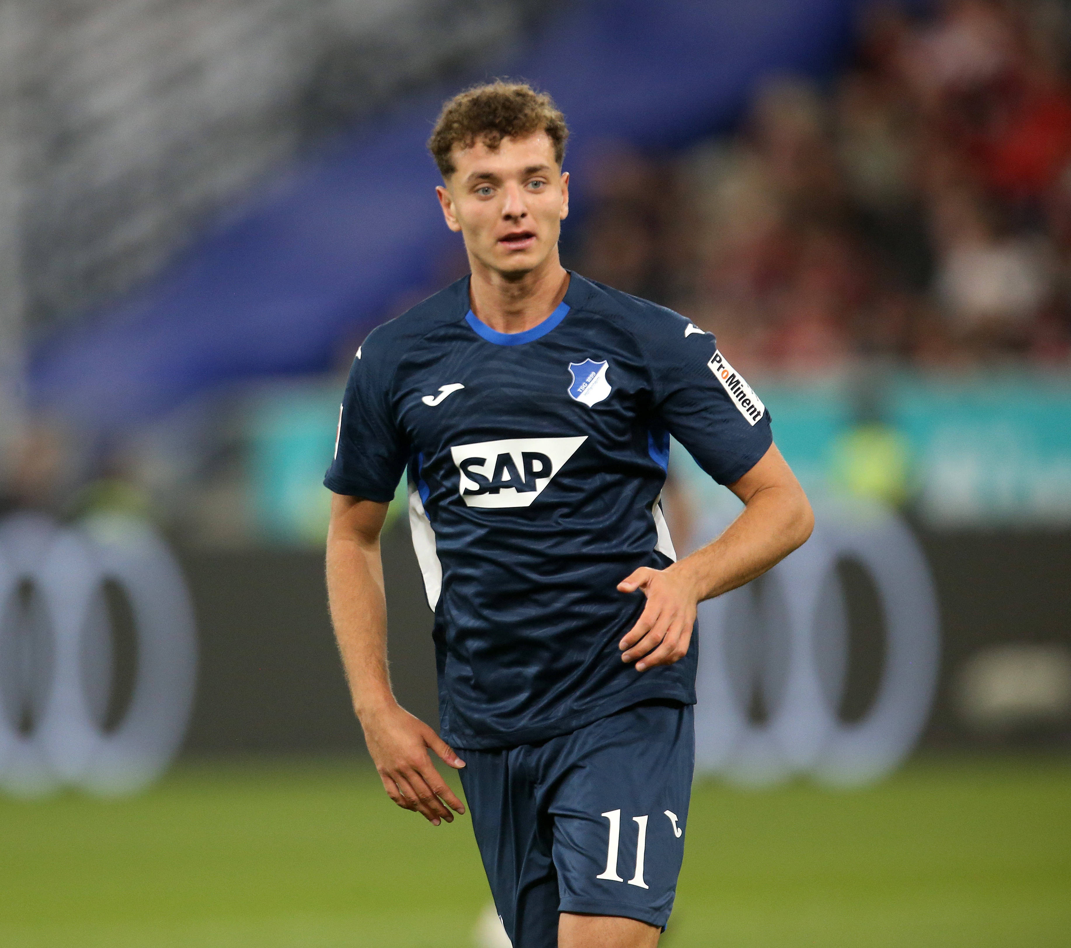 万博体育官网-每体：巴萨关注霍芬海姆前锋阿斯拉尼，球员也优先考虑加盟巴萨