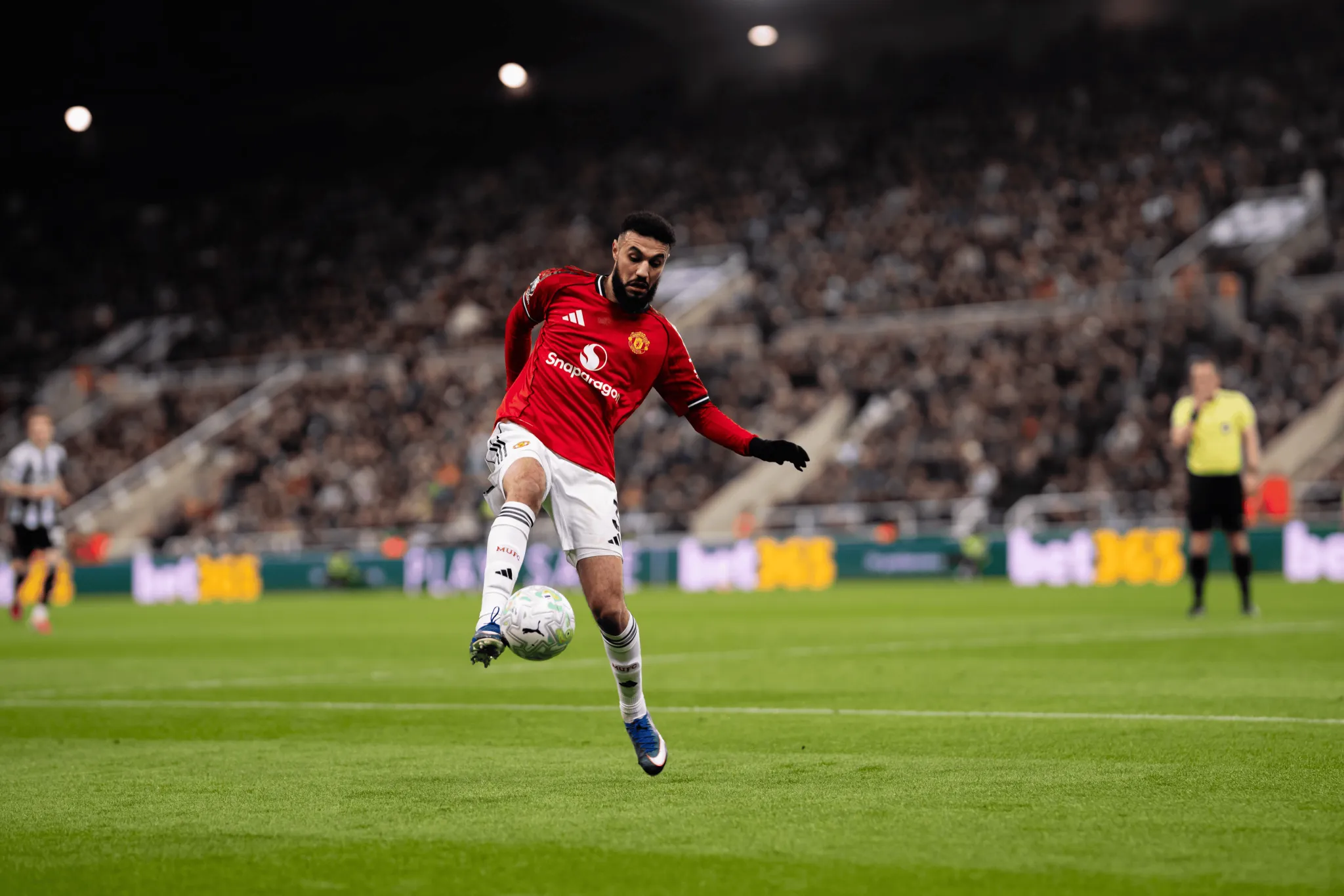 万博体育平台-马兹拉维本场对抗11胜6，3次被犯规，3解围1夺回球权